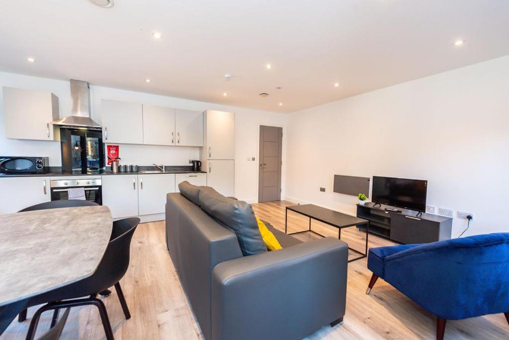 Two Bedroom In City Centre Apartment *